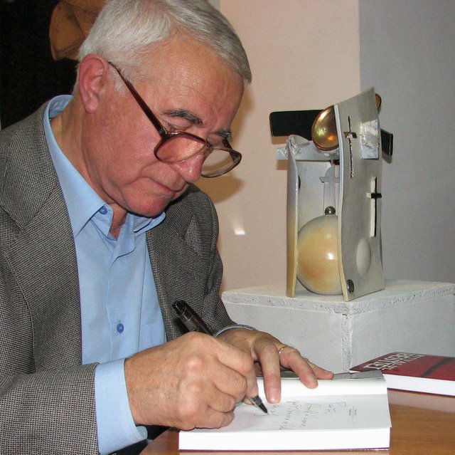 Scriitorul Cornel Nistea la semnarea cartii Ritualul bestiei